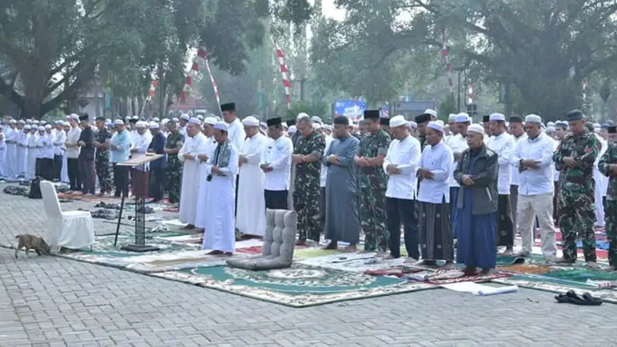MINTA HUJAN: Ribuan jemaah dari kalangan masyarakat hingga forkopimda khusyu mengikuti Salat Istisqa di Lapangan Lambung Mangkurat HSS.