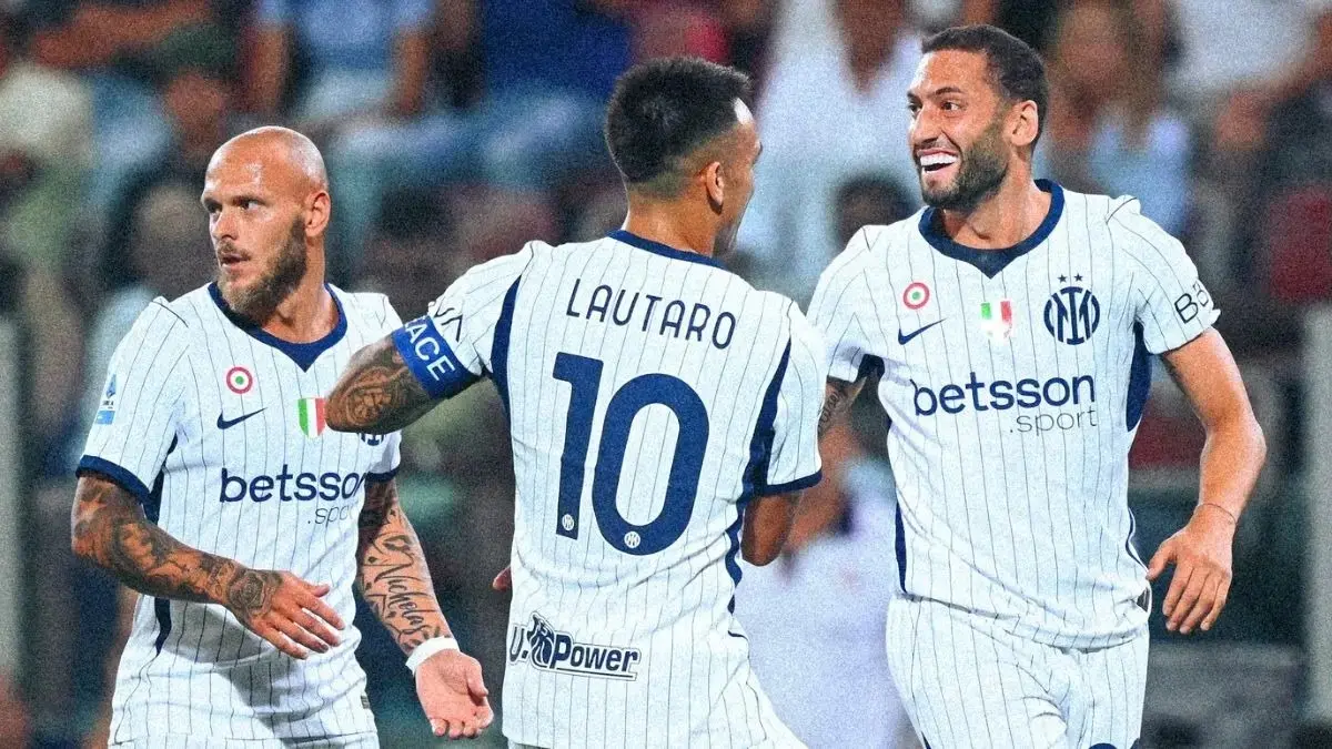 PAHLAWAN: Inter Milan dan AS Roma sama-sama meraih kemenangan lewat comeback di giornata ketiga Serie A. Lautaro Martinez jadi pahlawan Nerazzurri.
&nbsp;(Inter Milan)