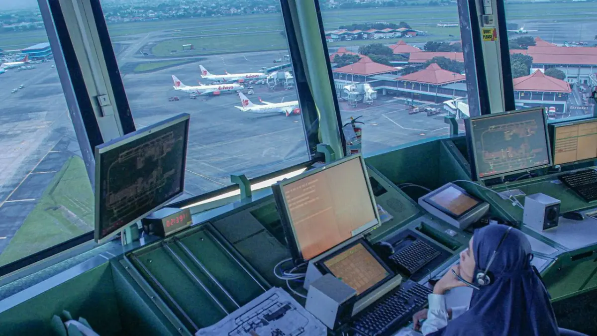 PANTAUAN: Petugas ATC memandu pergerakan pesawat di Bandara Soekarno-Hatta, Tangerang. Sejumlah penerbangan terganggu akibat sebaran abu vulkanik. (Hanung/Jawa Pos)