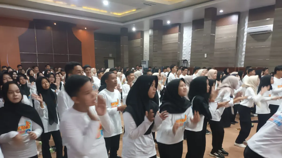 Para anggota Forum Anak Daerah Tabalong saat menggelar pertemuan di Gedung Informasi Pembangunan.&nbsp;(Foto &nbsp;: Ibnu Dwi Wahyudi/ Radar Banjarmasin)