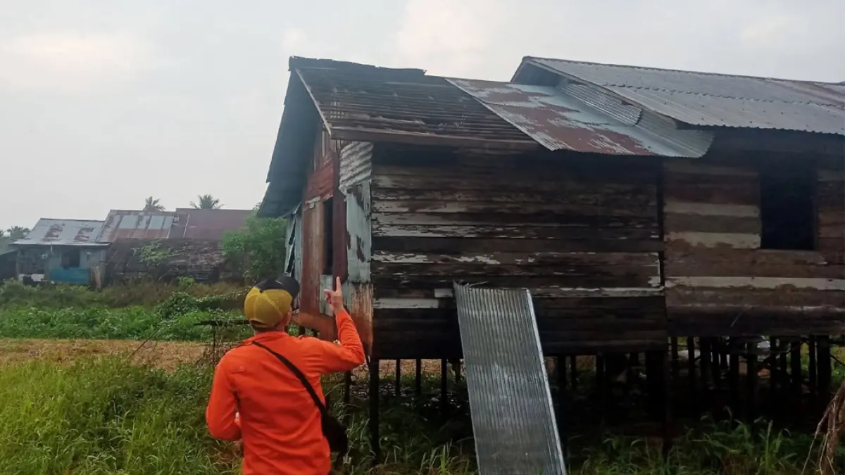 RUSAK: Petugas melakukan pendataan rumah warga yang terdampak angin kencang di Kecamatan Amuntai Utara, Senin (7/9/2026).