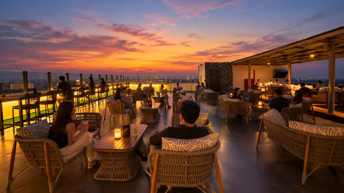 SYAHDU: Suasana sunset di Stratos Rooftop and Bar Aeris Hotel Banjarbaru.(Foto: Aeris Hotel Banjarbaru)