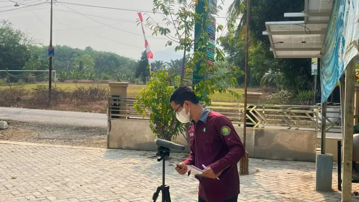 UJI KUALITAS UDARA: Petugas kesehatan saat mengukur baku mutu lingkungan menggunakan sanitarian kit. Dari hasil pengujian di 11 titik se-Kabupaten Balangan, kualitas udara menunjukkan tren fluktuatif dan membahayakan pernapasan pada jam-jam tertentu. (Ainun untuk Radar Banjarmasin)