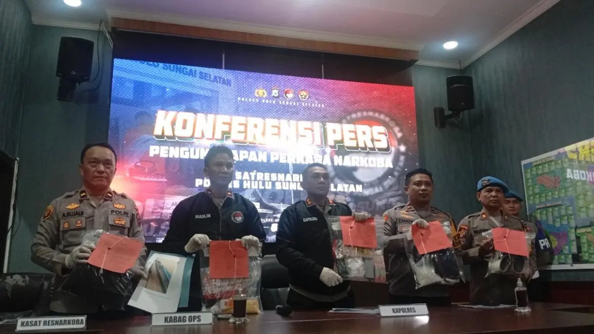 Kapolres HSS AKBP Awaludin Syam beserta jajaran perlihatkan barang bukti narkotika dalam Konferensi Pers Rabu (9/9/2026).(M Padil Ihsan/Radar Banjarmasin)