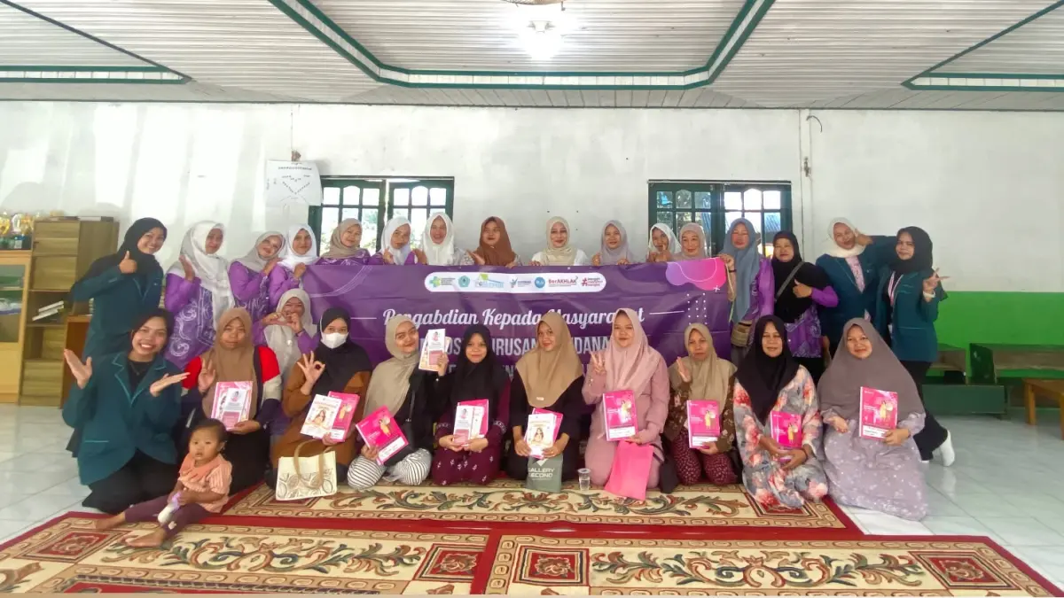 MOMEN: Tim Pengabmas bersama kader kesehatan Desa Sungai Alang usai kegiatan edukasi dan pelatihan deteksi dini kehamilan berisiko dan preeklamsia.