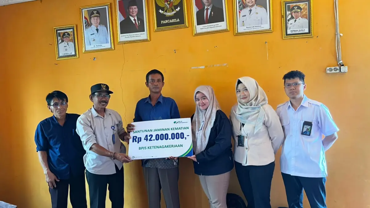 SANTUNAN: Penyerahan santunan JKM kepada ahli waris.