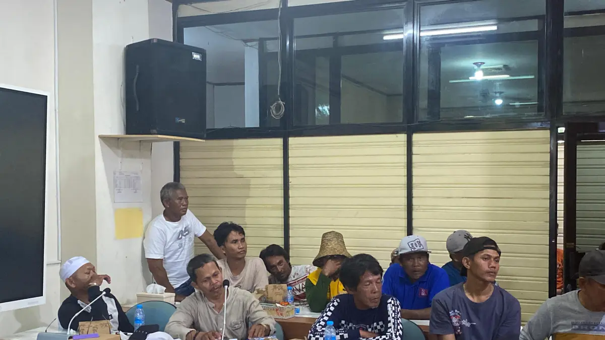 SERIUS: Sejumlah nelayan yang tergabung dalam INSAN Kotabaru duduk mengikuti Rapat Dengar Pendapat (RDP) terkait persoalan BBM di DPRD Kotabaru.&nbsp;
Foto: Jumain/ Radar Banjarmasin.&nbsp;