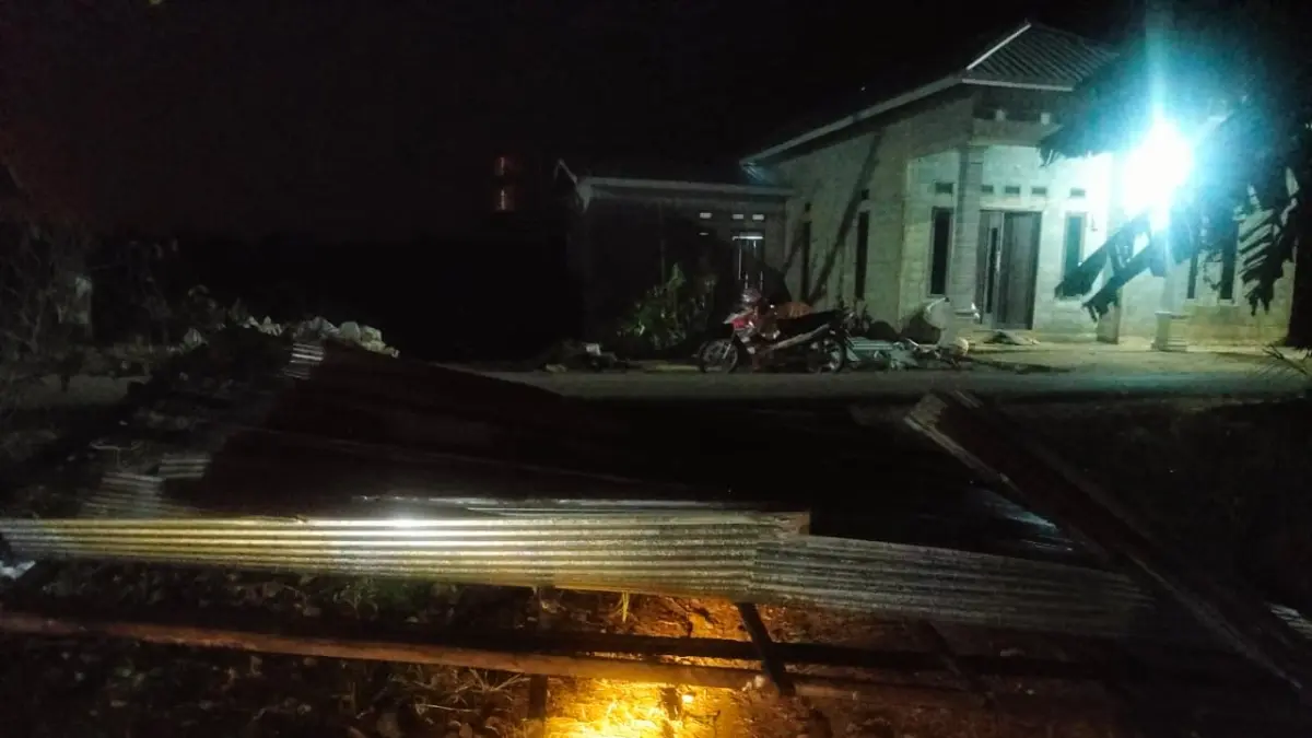 TERDAMPAK: Rumah warga di Desa Tandui Kecamatan Tapin Selatan terdampak puting beliung.
Foto Pusdalops BPBD Tapin&nbsp;