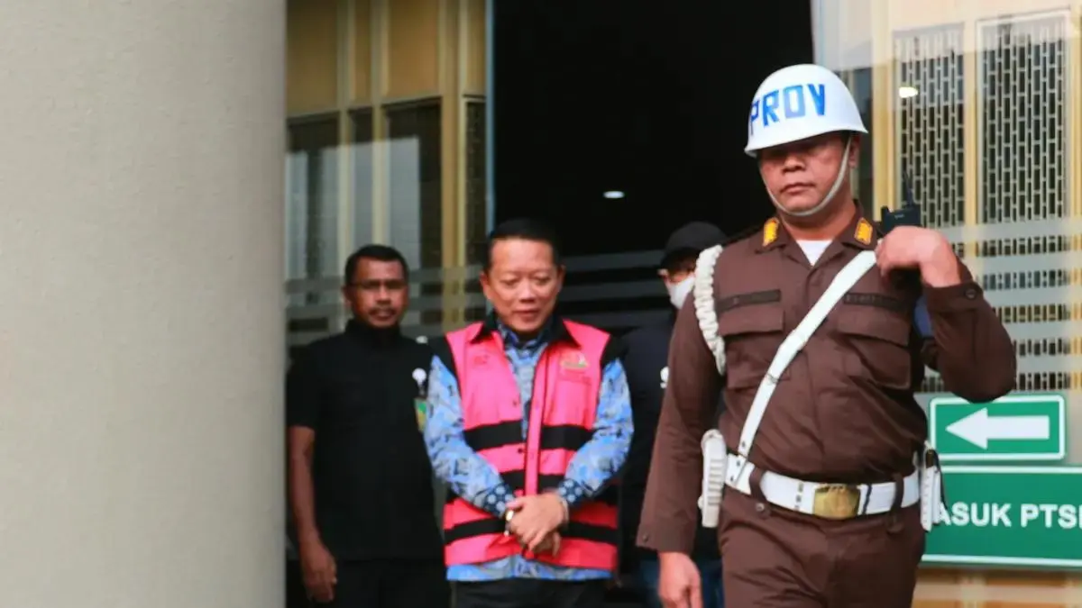 DIGIRING PETUGAS: Tersangka kasus dugaan TPPU, Febrie Adriansyah usai menjalani pemeriksaan di Gedung Utama Kejaksaan Agung, Jakarta, Selasa (8/9). (Foto: Dery Ridwansah/Jawa Pos)
