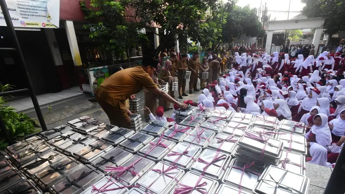 DINILAI GAGAL: Siswa menyantap makanan Program Makan Bergizi Gratis (MBG) di SDN Meruyung, Depok, Jawa Barat. (Dery Ridwansah/Jawa Pos)