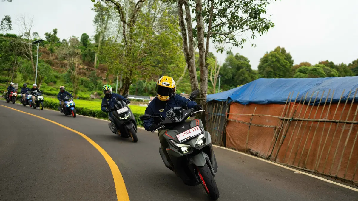 MANUVER: Salah satu peserta MAXi Tour Boemi Nusantara (MTBN) 2026 mengendarai Yamaha Aerox.