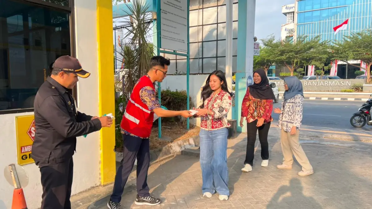MASKER GRATIS: Para pejalan kaki hingga driver ojek online beraktivitas di luar ruangan di tengah kondisi kabut asap karhutla.

