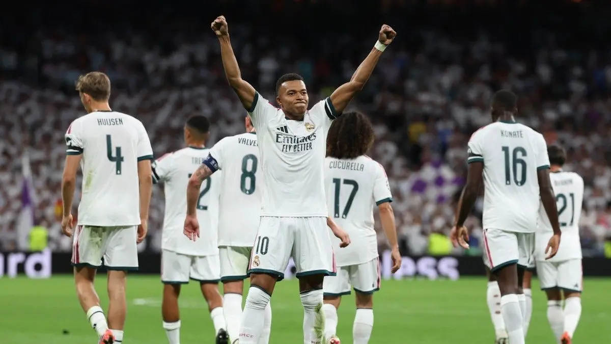 MERAYAKAN: Kylian Mbappe merayakan gol pertama timnya dalam pertandingan Liga Champions Real Madrid vs Inter Milan di Stadion Santiago Bernabeu, Rabu (9/9).&nbsp;
(AFP/PIERRE-PHILIPPE MARCOU)