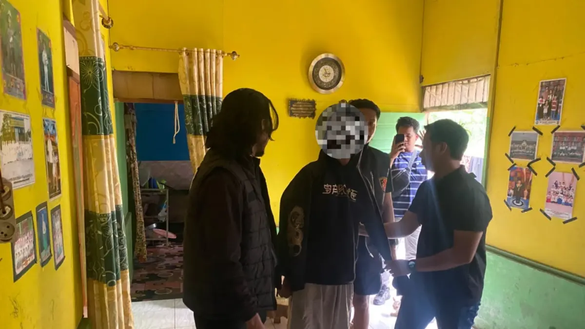 Pelaku FR saat diamankan oleh Unit Resmob Sat Reskrim. (Foto: Humas Polres untuk Radar Banjarmasin)