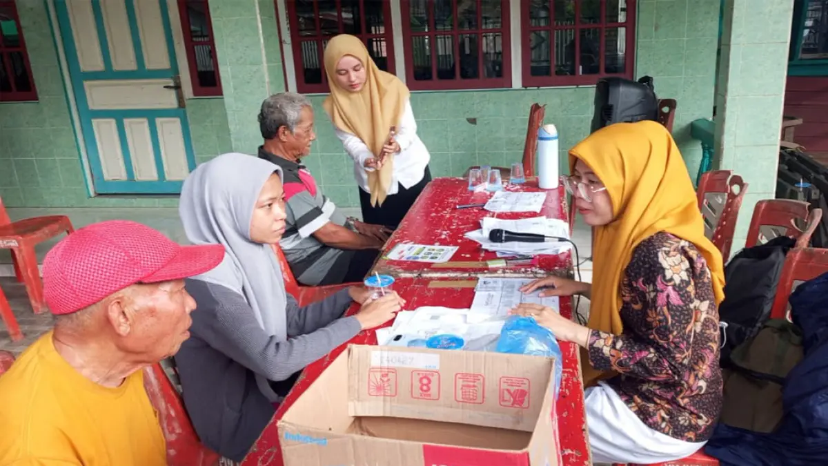 PELAYANAN: Warga mengurus layanan administrasi Perlinsos untuk menyesuaikan status desil di loket Puskesos Dinas Sosial Kota Banjarmasin di RT 13, Kelurahan Kuripan, Banjarmasin Timur.