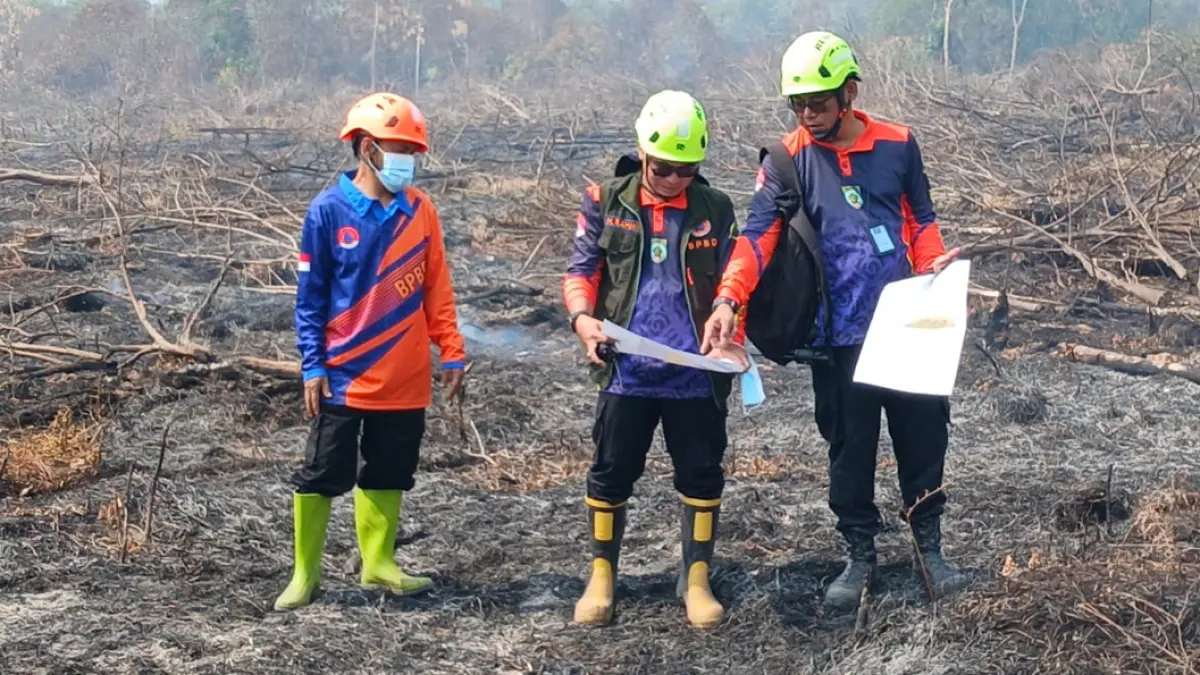 TEKAN API: Aktivitas tim BPBD Balangan saat memadamkan api di lahan gambut. Berkat Operasi Modifikasi Cuaca (OMC), titik api karhutla di Balangan yang sempat mencapai puluhan kini menyusut drastis.