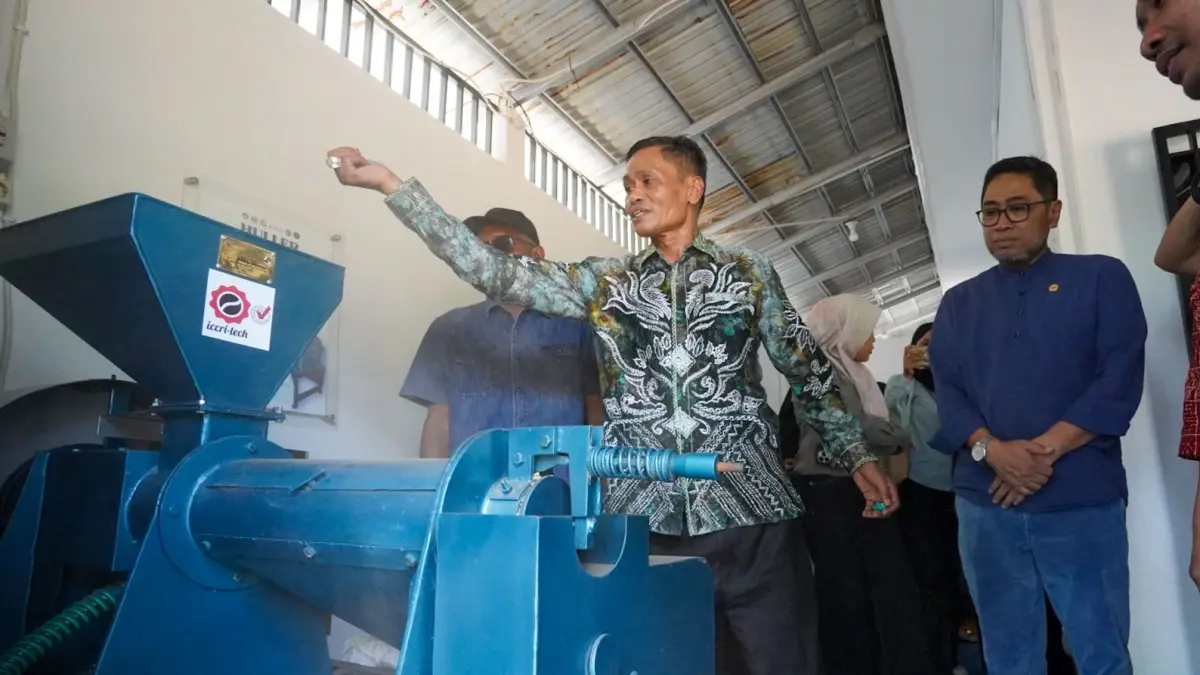 GRAND OPENING: Rektor ULM Prof Ahmad Alim Bachri memberikan sambutan sekaligus membuka Grand Opening Grandis Cafe dan Teaching Factory Kopi.



PROSES: Rektor ULM Prof Ahmad Alim Bachri melihat langsung dan mencoba proses pengolahan kopi menggunakan mesin di Teaching Factory Kopi ULM.