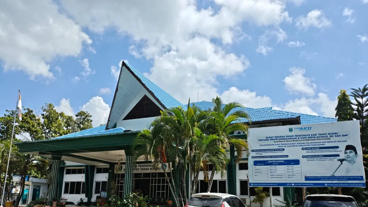 ANTISIPASI KARHUTLA: Kantor Dinas Pendidikan Kabupaten Tanah Bumbu di Batulicin. Disdik meminta sekolah membersihkan rumput kering dan sampah untuk mencegah karhutla. (Foto: Zulqarnain/Radar Banjarmasin)
