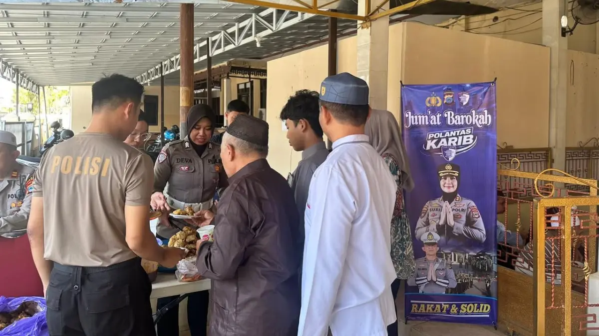 BERBAGI: Kasat Lantas Polres Barito Kuala Iptu H M S Ariza bersama personel Satlantas melaksanakan Jumat Barokah sebagai bentuk kepedulian kepada masyarakat, Jumat (11/9/2026). (Foto: Polantas Batola untuk Radar)
