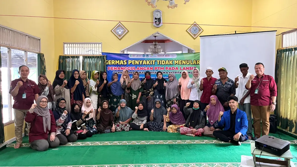 BERSAMA: Tim Pengabdian Masyarakat PPDM bersama peserta dan kader usai kegiatan skrining kesehatan di Kampung Hijau Sungai Bilu.

