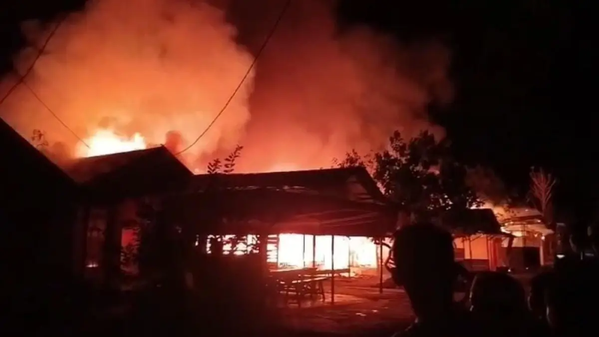 DILALAP API: Kebakaran menghanguskan 11 rumah dan satu gudang di Desa Sungai Jaranih, Kecamatan Labuan Amas Selatan, HST, Kamis (10/9/2026) malam. (Foto: Relawan)
