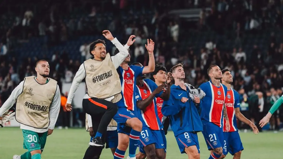 MERAYAKAN: Para pemain PSG merayakan kemenangan atas Slovan Bratislava dengan skor 6-1 bersama para suporter, Kamis (10/9).&nbsp;
(PSG)