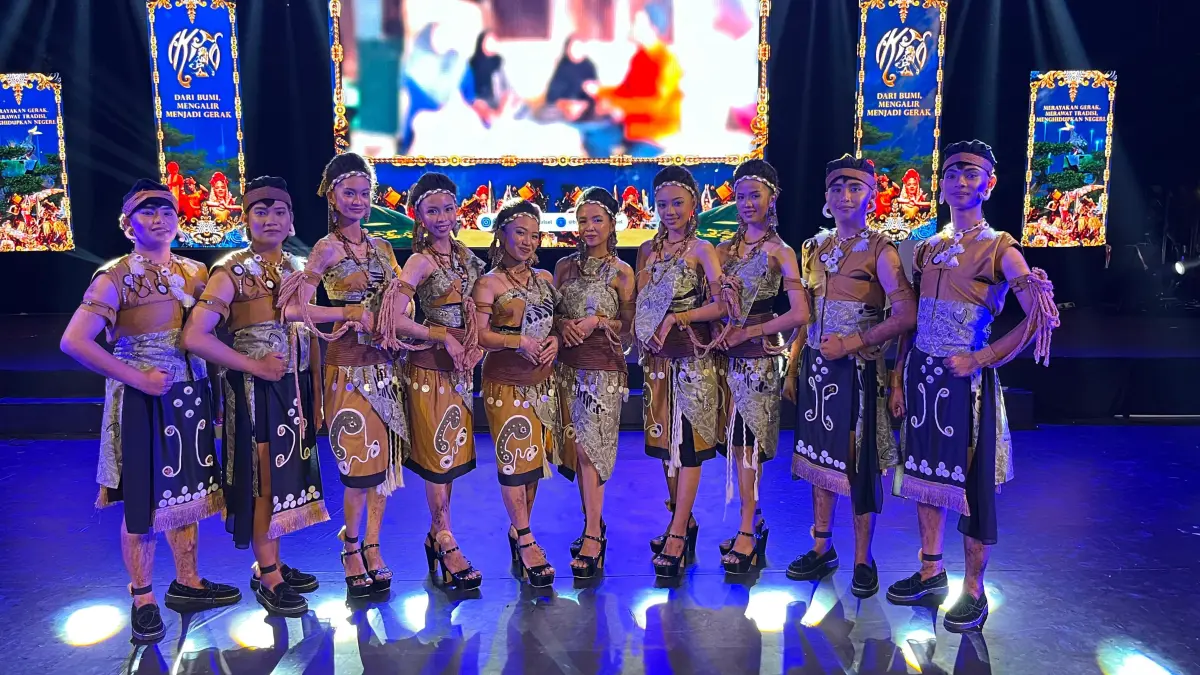 Sanggar Seni Suluh Banua Kabupaten Tabalong menampilkan Tari Njipah dalam Festival Karya Tari Daerah Kalsel 2026 di Taman Budaya Kalsel, Banjarmasin. Karya yang mengangkat tradisi berburu masyarakat Dayak Deah itu mengantarkan Tabalong menjadi juara umum. (Sanggar SSB untuk Radar Banjarmasin)