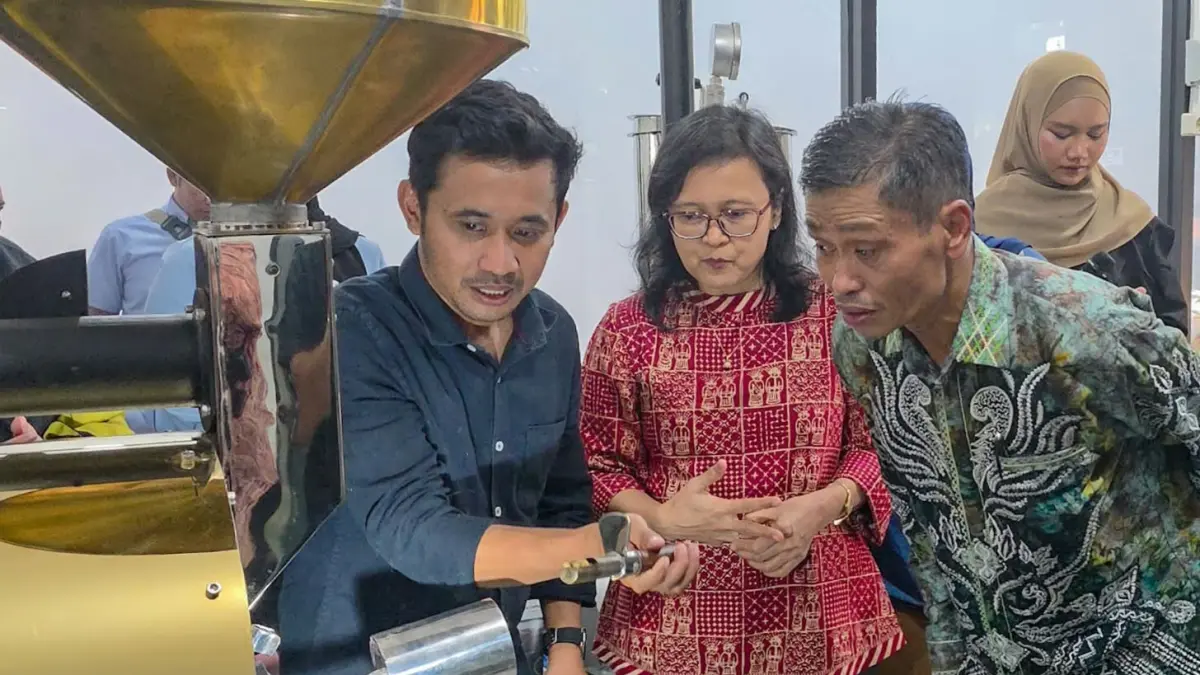 PROSES: Rektor ULM Prof Ahmad Alim Bachri melihat langsung proses pengolahan kopi menggunakan mesin di Teaching Factory Kopi ULM.