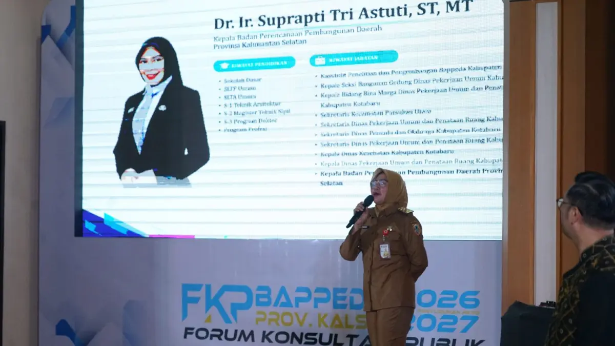 RENCANA KERJA: Kepala Bappeda Kalsel, Dr. Ir. Suprapti Tri Astuti saat berbicara di Forum Konsultasi Publik Rencana Kerja Pemerintah Daerah (RKPD) Provinsi Kalimantan Selatan Tahun 2027 di Aula Bappeda Kalsel, Selasa (10/2).