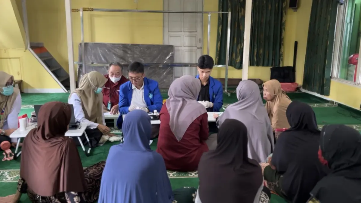 SKRINING: Peserta mengikuti pemeriksaan kesehatan meliputi tekanan darah, gula darah, asam urat dan kolesterol dalam kegiatan PPDM.