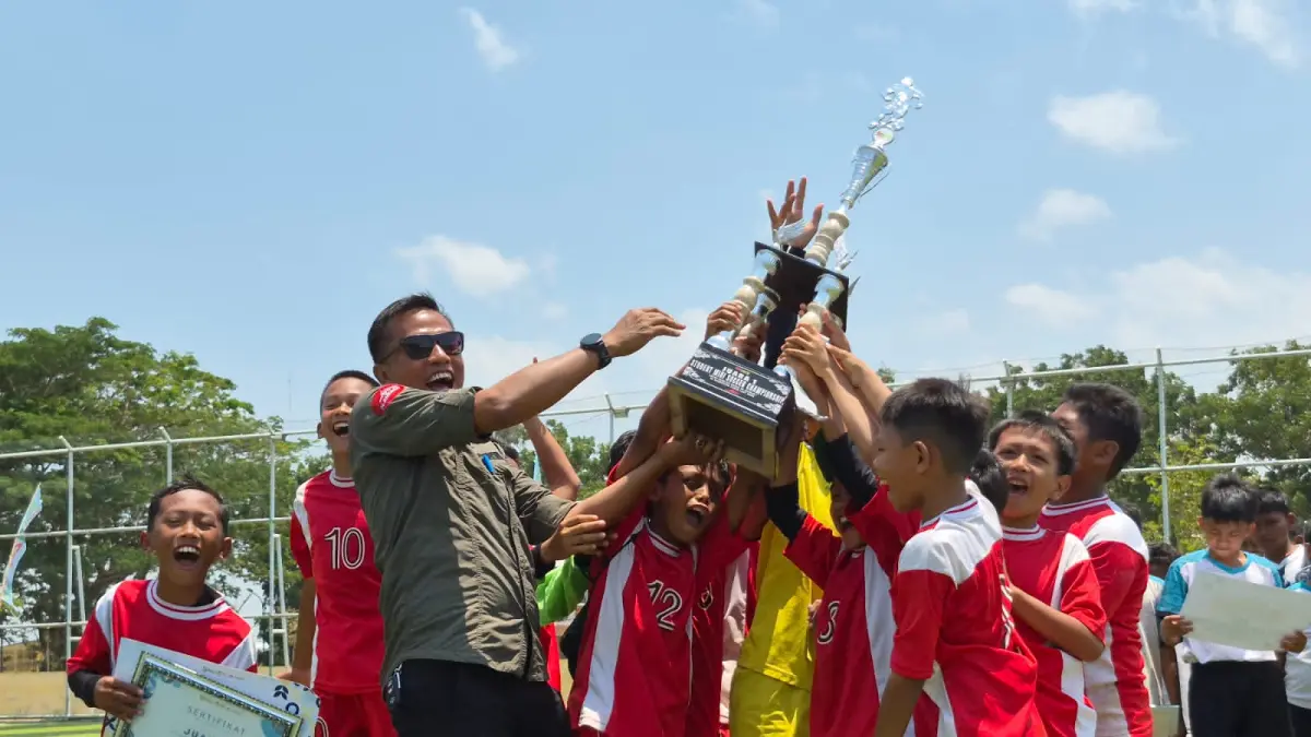 KAMPIUN: MIN 3 Tala merayakan kemenangan usai dinobatkan sebagai juara Student Mini Soccer Championship 2026 usai mengalahkan SDN 1 Ambawang dengan skor 2-0 di Lapangan Mini Soccer RTH Hasan Basri Pelaihari, Sabtu (12/9/2026).(Foto: Norsalim Yahya/Radar Banjarmasin)