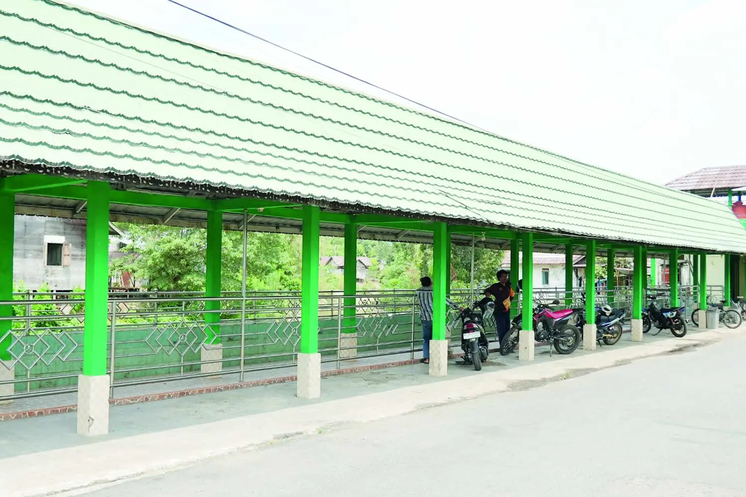 PARKIR LUAS: Area masjid memiliki tempat parkir yang luas, biasanya saat baayun maulid dilaksanakan tempat tersebut jadi lokasi ayunan.