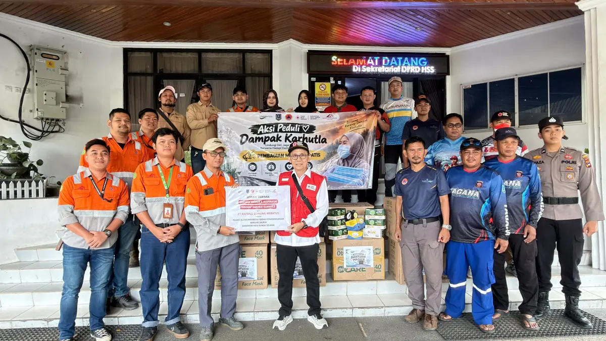 PEDULI: PT Antang Gunung Meratus (AGM) serahkan bantuan 15 ribu masker kepada PMI HSS dan BPBD HSS untuk dibagikan secara gratis kepada masyarakat mengantisipasi dampak kabut asap Karhutla, Sabtu (12/9/2026).(Foto:PT Antang Gunung Meratus)