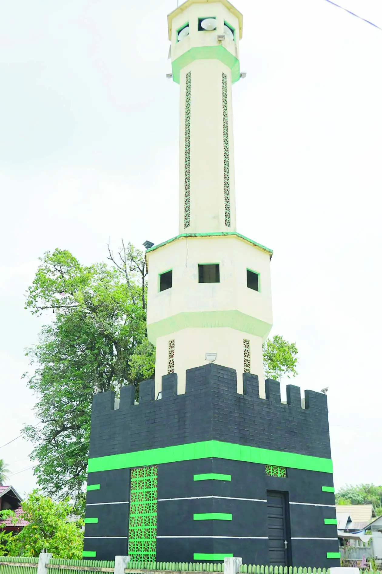 MENARA: Menara merupakan bangunan yang menjulang tinggi dan menjadi salah satu bagian yang menonjol dari kompleks masjid. Dalam sejarahnya, menara memiliki fungsi utama sebagai tempat muazin mengumandangkan azan, sehingga suara panggilan salat dapat terdengar lebih luas oleh masyarakat di sekitar masjid.