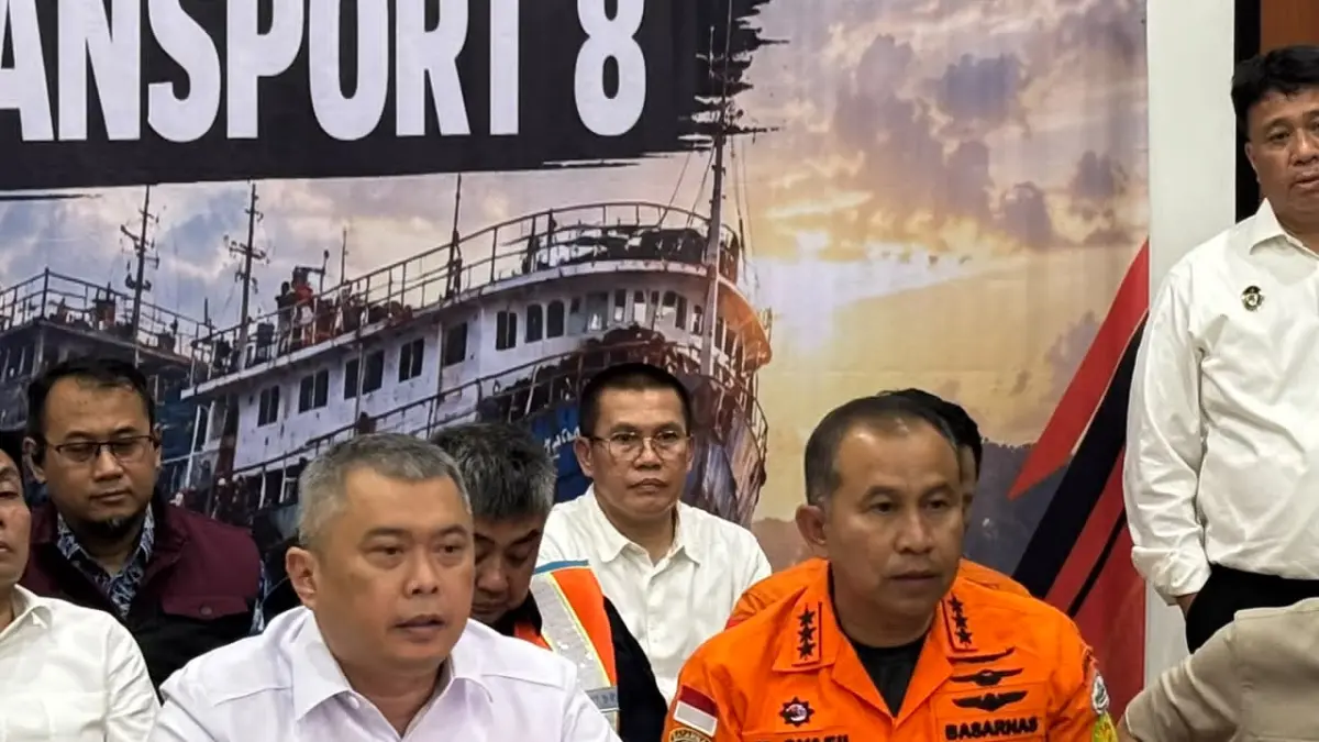 JUMPA PERS: Menhub RI, Dudy Purwaghandi (kiri) dan Kepala Basarnas, Marsekal Madya TNI Mohammad Syafii memberikan keterangan kepada awak media di Pelabuhan Trisakti Banjarmasin terkait tenggelamnya KM Virgo Transport 8 di Laut Jawa, Minggu (13/9/2026).(Foto:Zulvan Rahmatan/Radar Banjarmasin)