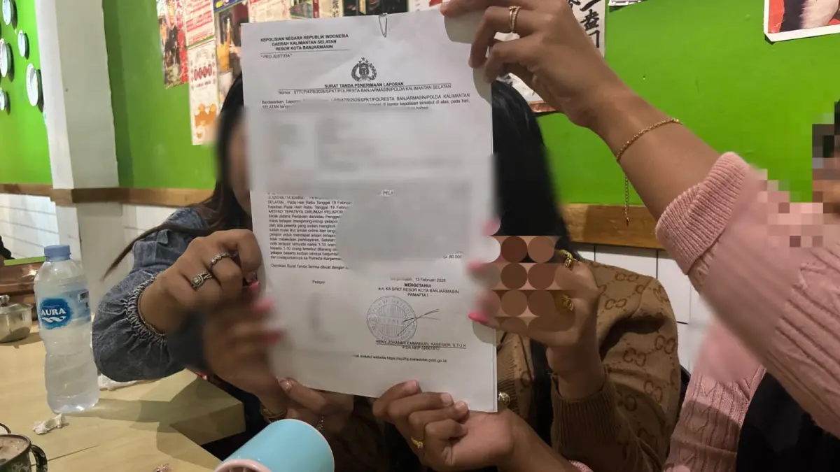 BUKTI LAPORAN: Para korban memperlihatkan bukti laporan yang mereka layangkan ke kepolisian.
