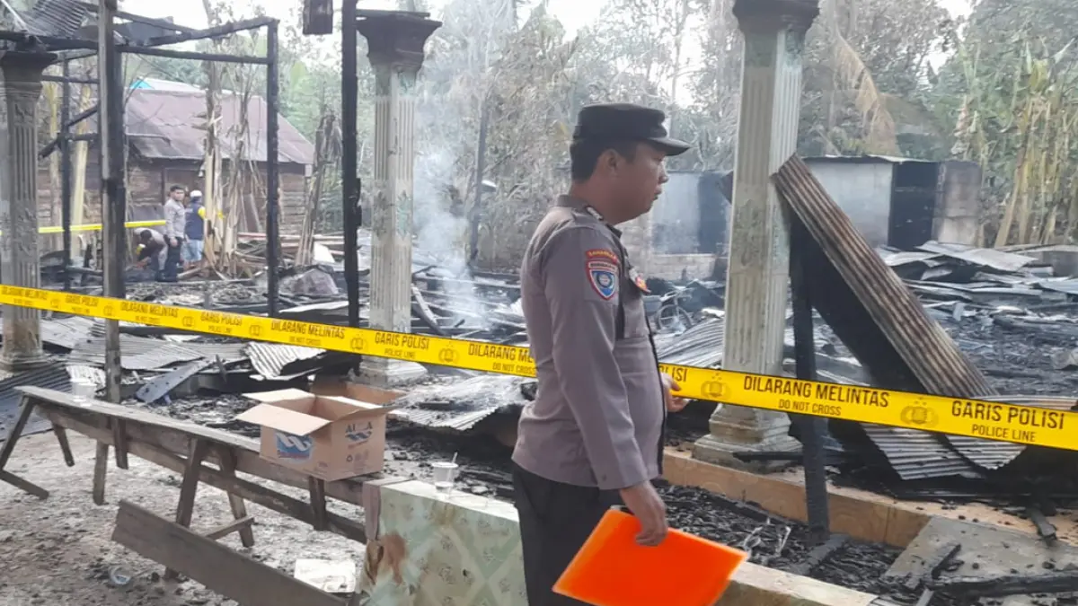 GARIS POLISI: Jajaran Polres Tabalong saat melakukan identifikasi di TKP kebakaran dua rumah warga di Desa Lokbatu RT 01, Kecamatan Haruai, Kabupaten Tabalong.