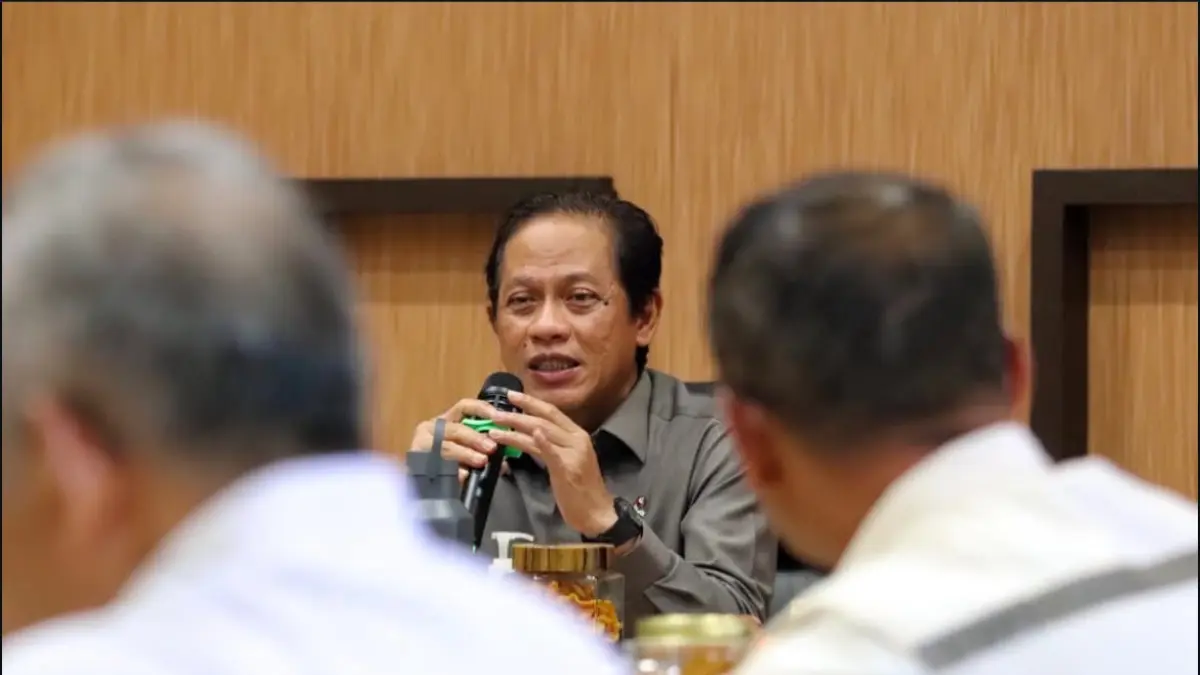 KOORDINASI: Wamenko Bidang Pangan, Hanif Faisol Nuroffiq saat memimpin rapat penanganan karhutla di Dishut Kalsel.(Foto: Dishut Kalsel)