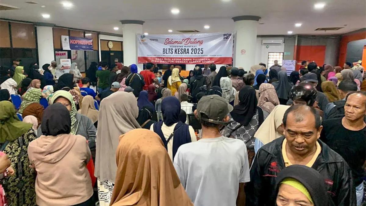 ANTREAN: Warga Banjarmasin saat mengambil bansos dari pusat. Penyaluran bansos dilakukan kepada penerima yang telah melalui verifikasi sesuai ketentuan.