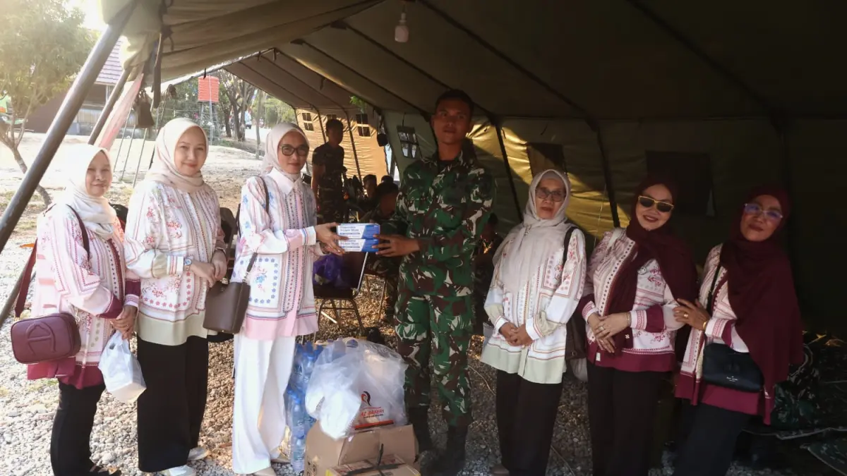 BANTUAN: Gatriwara Kota Banjarbaru Hj. Titik Wahyuni menyerahkan bantuan logistik kepada petugas Posko Karhutla Guntung Damar, Banjarbaru.