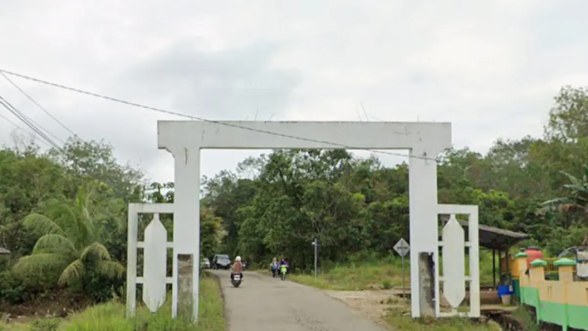 BATAS DAERAH: Pintu gerbang Desa Kambitin Raya, Kecamatan Tanjung Kabupaten Tabalong.