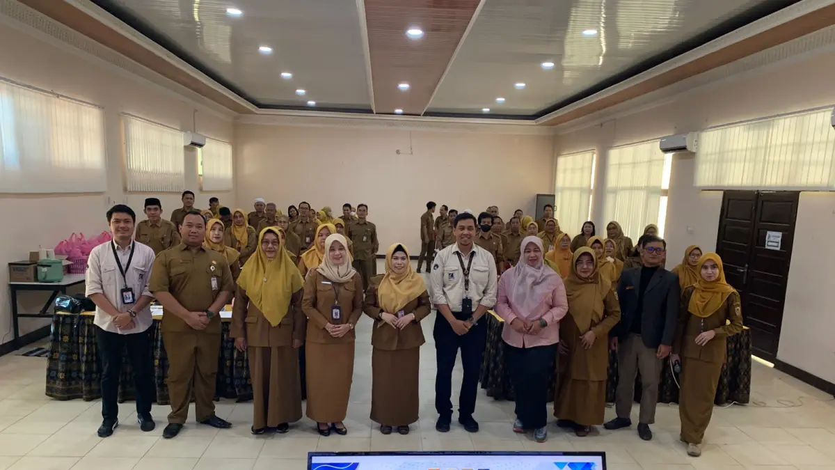 FOTO BERSAMA: BBSO Head PT PAMA Arif Cahyadi bersama Diskopumnaker, Narasumber, Kepala SMKN 2 Banjarbaru dan dewan guru saat pembukaan kegiatan seminar dan pelatihan panduan penggunaan ekosistem Siap Kerja serta pengelolaan database alumni.