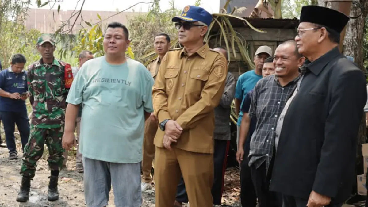 JENGUK: Wakil Bupati HSU Hero Setiawan hadir di tengah warga terdampak kebakaran di Desa Kamayahan, Kecamatan Amuntai Utara, Senin (14/9/2026).
