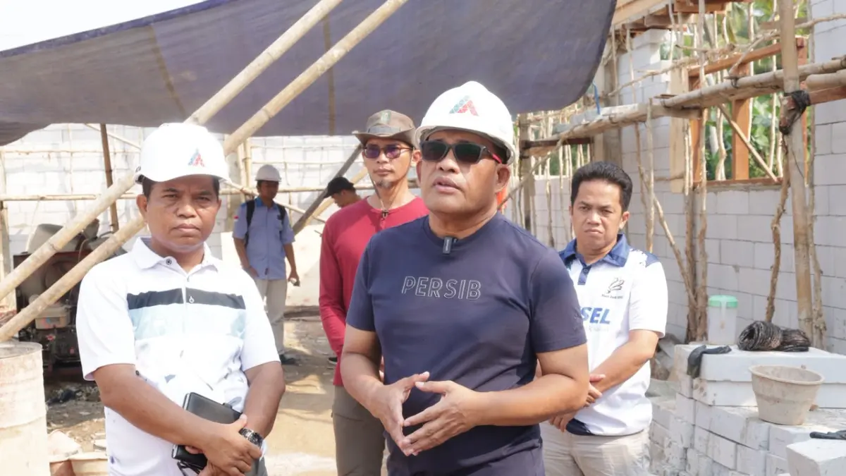 MEMANTAU: Bupati HSU H Sahrujani meninjau progres pembangunan Gedung Serba Guna di Desa Telaga Silaba, Kecamatan Amuntai Selatan, Jumat (11/9/2026).