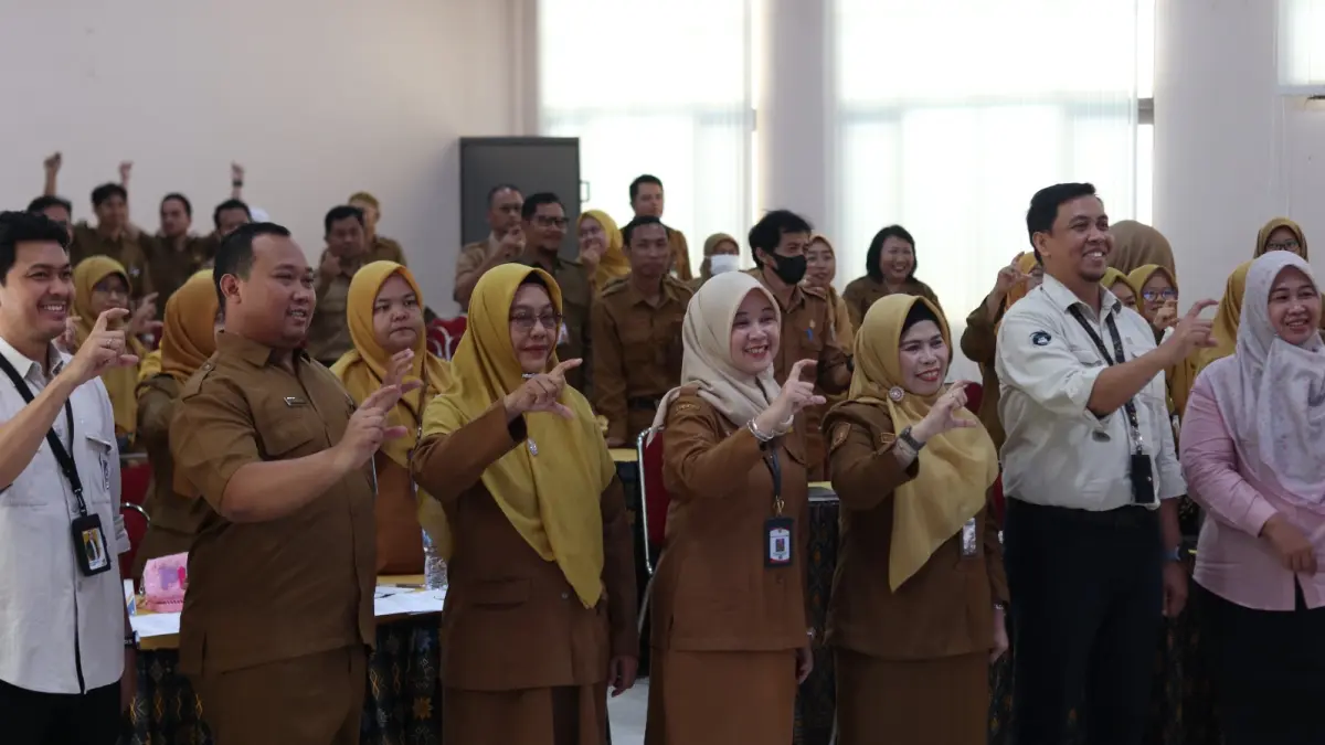 MOMEN: BBSO Head PT PAMA Arif Cahyadi bersama Diskopumnaker, Narasumber, Kepala SMKN 2 Banjarbaru dan dewan guru yang mengikuti kegiatan Seminar dan pelatihan panduan penggunaan ekosistem Siap Kerja serta pengelolaan database alumni.