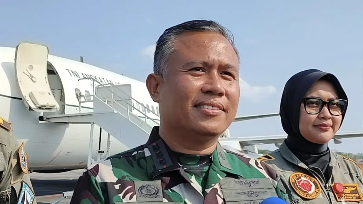 PANTAUAN: Danlanud Sjamsuddin Noor Kolonel Pnb Hilman L.P. Ambarita memberikan keterangan terkait pemantauan udara KM Virgo di Lanud Sjamsuddin Noor, Banjarbaru. (Foto: Sheilla/Radar Banjarmasin)