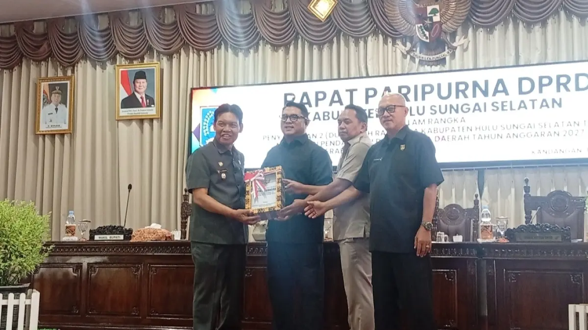 TERIMA: Pihak DPRD HSS Terima Raperda APBD Tahun 2027 dari pihak Eksekutif yang diserahkan oleh Wakil Bupati H. Suriani. (Foto: M Padil Ihsan/Radar Banjarmasin)