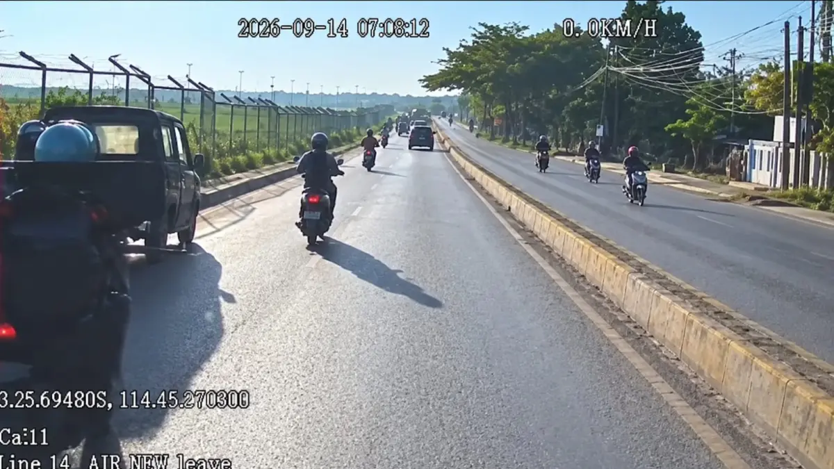 TEREKAM: Rekaman CCTV Bus Trans Banjarbakula memperlihatkan detik-detik siswa SMKN 2 Banjarbaru menyenggol mobil yang terparkir sebelum kecelakaan maut terjadi di Jalan Ahmad Yani Km 27, Landasan Ulin, Senin (14/9/2026). (Foto: Rekaman CCTV Bus Trans Banjarbakula)