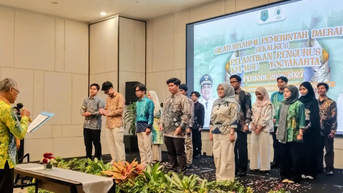 MOMEN: Asisten III Setda HSU, Najeriansyah melantik pengurus mahasiswa KM HSU Yogyakarta periode 2026/2027 di Fortuna Suite Hotel Yogyakarta, Senin (14/9/2026) malam. (Foto: Pemkab HSU)