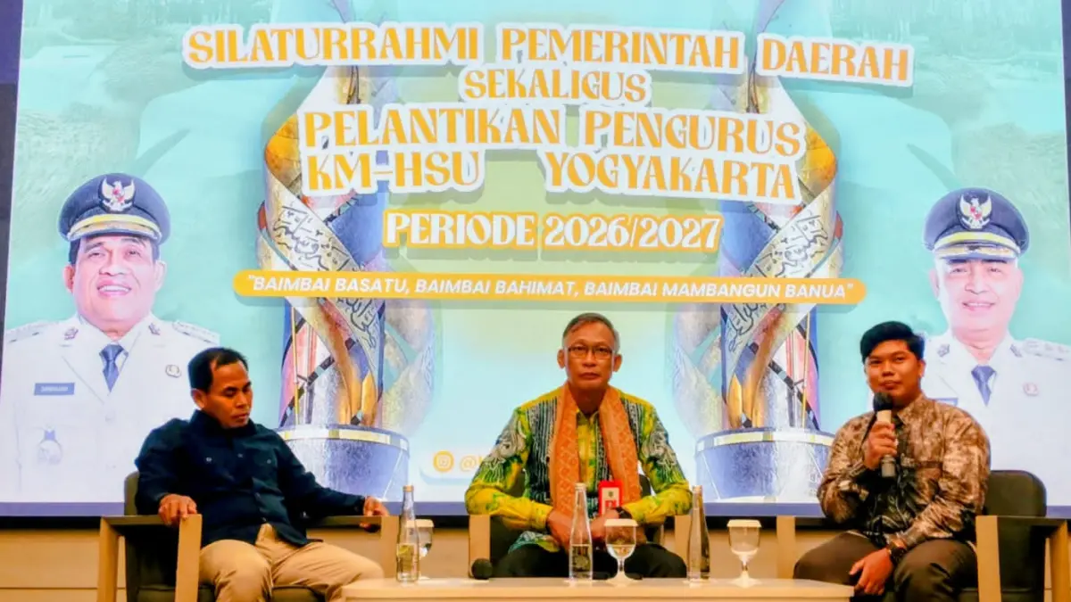 MOMEN: Asisten III Setda HSU, Najeriansyah (tengah) menyampaikan pesan Bupati HSU dalam dialog terbuka dan silaturahmi bersama mahasiswa KM HSU Yogyakarta di Fortuna Suite Hotel Yogyakarta, Senin (14/9/2026).